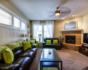 Relocation Specialists Open Fp, Pool Access, Park/Playground, Ask Specials!! - Meridian - Living room