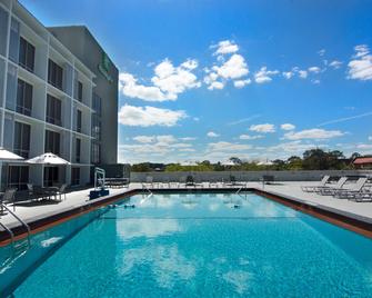 Holiday Inn Gainesville-University Ctr - גיינסוויל - בריכה