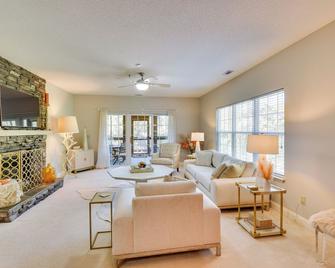 Kingwood Resort Condo with Golf Course Views! - Clayton - Living room