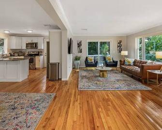 Main Street Stay Westport - Westport - Living room