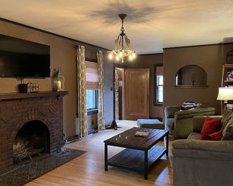 Historic Twin Tudors Inn - Sioux Falls - Living room
