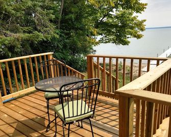 Rustic Cedar Log Cabin on Beautiful Mullett Lake. - Cheboygan - Balcony