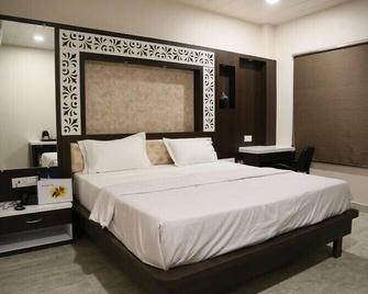 Hotel Sun N Star, Satna - Satna - Bedroom