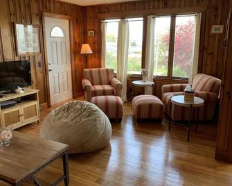 Hillside Ocean View; access to private beach - Ipswich - Living room