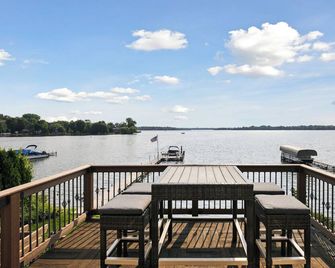 Incredible Lake Views Only Steps Away from The Water - Forest Lake - Balcón