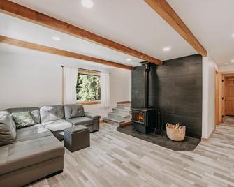 Mt Baker Lodging Cabin 48 Sleeps 5 - Deming - Living room