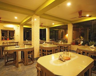 Resort Neel Nirjan !! Best Family Couple friendly family Resort!! - Bolpur - Restaurant