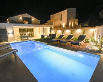 Villa Silentium Evilia by Posarellivilla - Argyroupoli - Piscina