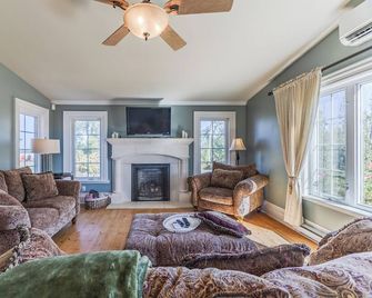 Family sized farmhouse with ocean views and indoor pool near Tatamagouche. - Tatamagouche - Sala de estar
