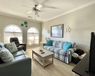 148 Beau Clair - Beachside Townhome with Pool in Long Beach - Long Beach - Living room