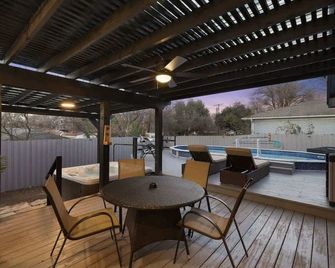 Panoramic 4br 3ba Holiday Home With Pool, Grill, Sauna & Game Room - Dallas - Parveke
