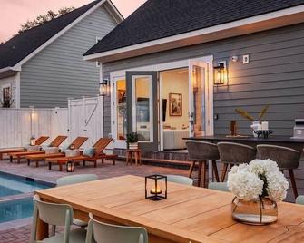 Luxurious Savannah Homes | Heated Pool - Thunderbolt - Patio