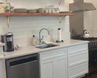 Aiken's Busy Bee Cottage Awaits! - Aiken - Kitchen