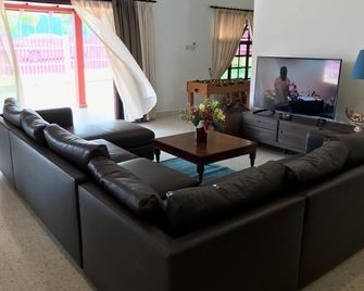 A Homely Vacation Villa with POOL for beach escapes - Port Dickson - Living room