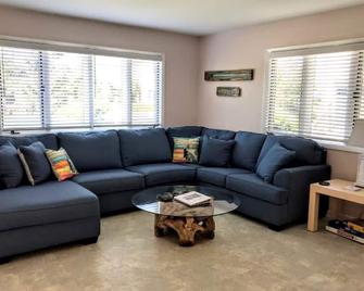 End Unit Condo- 3br/2ba, Sleeps 6- Bay Views - Dewey Beach - Living room
