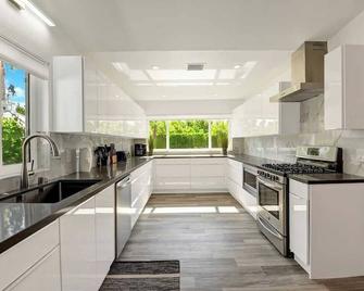 Catalina by Avantstay Fully Remodeled Palm Springs Haven + Pool Permit#3432 - Palm Springs - Kitchen