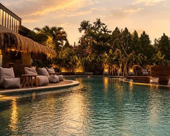 White Penny Hostel - Kuta - Havuz