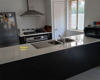 Modern Pet friendly 3x2 house, on the doorstep of the sparkling Murray River. - 레이븐스우드 - 주방