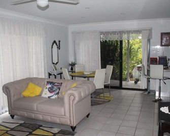 Ducati's Bed and Breakfast - Raymond Terrace - Living room