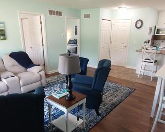 Wayside Guest House Clean, Cozy, Comfortable, Convenient - Mansfield - Living room
