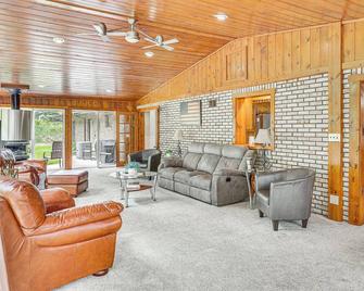 Spacious Ohio Family Home on 5-Acre Property! - New Philadelphia - Living room
