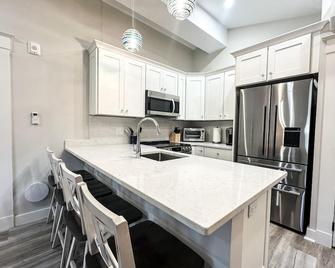 Hull Nantasket Beach Area Beautifully Staged brand new 1 bedroom 2 baths laundry - Hull - Kitchen