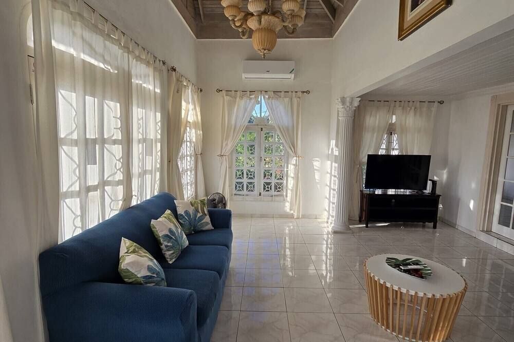 Fantastic Self Catering Villa Near The Hip Strip & Beach In Montego Bay Jamaica - مونتيغو باي - غرفة معيشة
