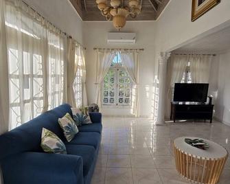Fantastic Self Catering Villa Near The Hip Strip & Beach In Montego Bay Jamaica - Montego Bay - Living room