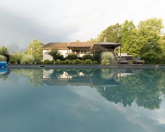Secluded 5 acre getaway heated inground pool 6 person hot tub - Oberlin - Pool