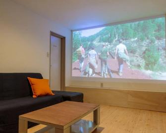 J-Hoppers Osaka Guesthouse - Ōsaka - Wohnzimmer