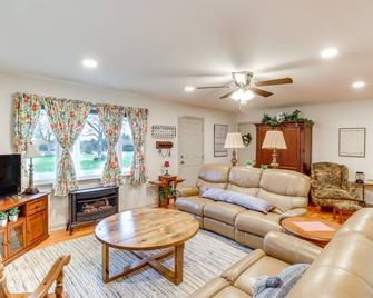 Historic Greers Ferry Home Less Than 2 Mi to Shiloh Marina - Fairfield Bay - Sala de estar