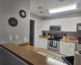 Spacious 3 BR Retreat in Leland - Leland - Kitchen