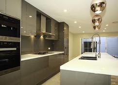 Modern Summer Hill Home - Sydney - Keuken