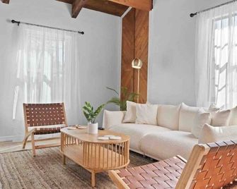 Crystal Beach Hideaway - Private Yard - Close to Beaches & Parks - Palm Harbor - Wohnzimmer