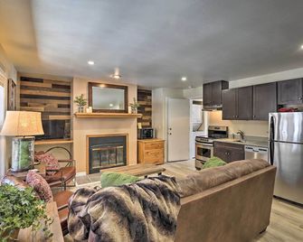 Walk to Marina Rustic Grand Lake Retreat! - Grand Lake - Wohnzimmer