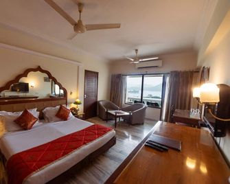Hotel Hilltop Palace - Udaipur - Bedroom