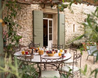 Hotel Et Appartements Domaine Des Clos - Teritoria - Beaucaire - Patio