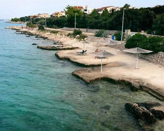 One bedroom apartment near beach Mandre, Pag (A-6284-d) - Kolan - Beach