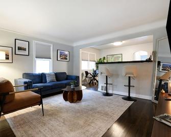 Walk to Falls/ Close to Everything / Fenced Backyard - Minneapolis - Living room