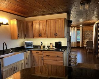 Private Ranch Log Cabin Lakeside Escape - Shady Cove - Kitchen