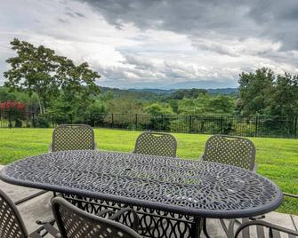 Stunning 4bd Lodge W/ Views! Games + Theater! - 코닥 - 파티오