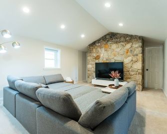 Cozy Single-Family Retreat - Crum Lynne - Living room