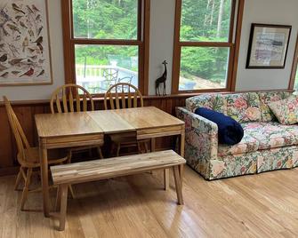 Creekside Retreat-spacious cottage nestled in the wildflowers and lush woods - Harleysville - Comedor