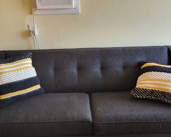 Take in the red rock views right off Highway 163 in newly built off-grid cabins! - Mexican Hat - Living room