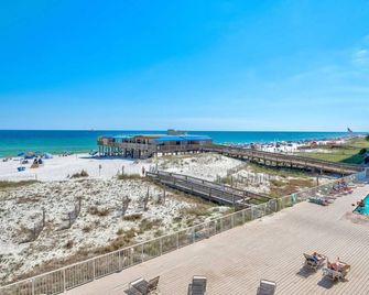 Boardwalk 281 | Outdoor Pool + Onsite Restaurant - Gulf Shores
