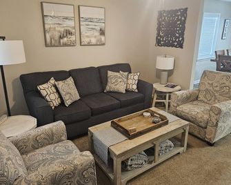 Amy's Country Cottage 3br/2ba - Brighton - Living room