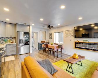 Tillamook Bay Apt Near Marina Fish, Boat and More! - Garibaldi - Huiskamer