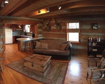 Rustic Log Cabin next to the Hoosier National Forest in the Ohio River Valley - Derby - Living room