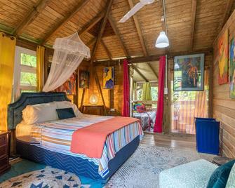 2 bedroom wooden cottage micro Climate living. open air living - Trafalgar - Habitación