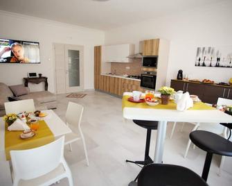 Central Apartments - Crotone - Dining room